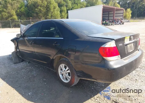 2005 Toyota Camry Le V6 z USA, uszkodzony, nr VIN 4T1BF32K85U105470